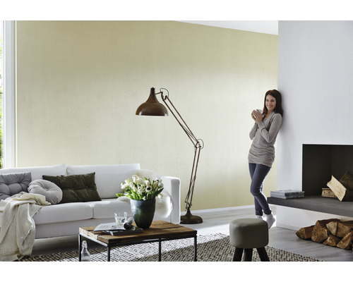 Wohnzimmer mit Sofa, Stehlampe und Kamin für ein gemütliches Ambiente