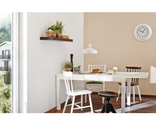 Esszimmer mit Esstisch, Stühlen, Wandregal und Uhr