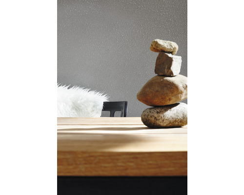 Dekorative Steine auf einem Holztisch mit einem Stuhl im Hintergrund