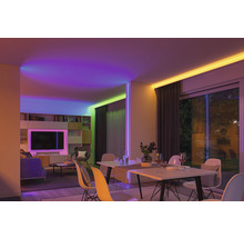Wohnzimmer mit indirekter LED Beleuchtung an Decke und Wand
