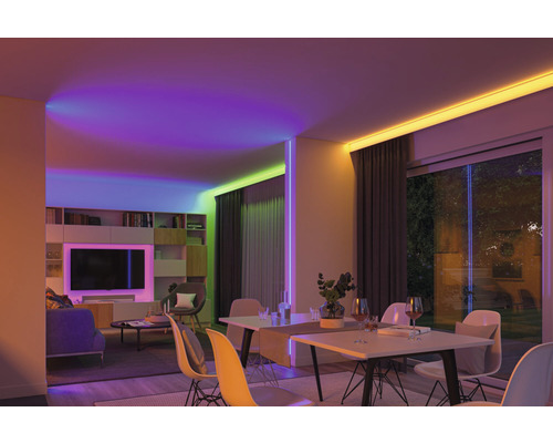 Wohnzimmer mit indirekter LED Beleuchtung an Decke und Wand