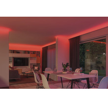 Wohnzimmer mit Esstisch und roter LED-Beleuchtung an der Decke