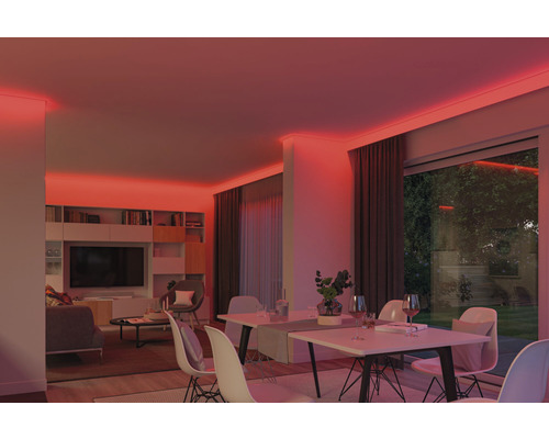 Wohnzimmer mit Esstisch und roter LED-Beleuchtung an der Decke