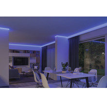 Wohnzimmer mit Esstisch und indirekter Deckenbeleuchtung durch LED-Streifen