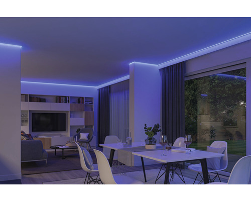 Wohnzimmer mit Esstisch und indirekter Deckenbeleuchtung durch LED-Streifen