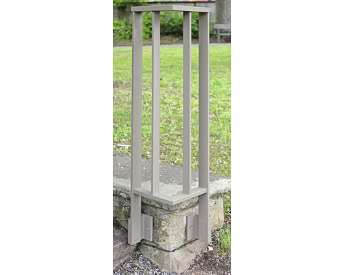 Dekorative Metallsäule zur Gartenbegrenzung.