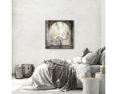 Gemälde mit historischem Kirchengebäude über einem Bett