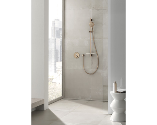 Badezimmer mit Duscharmatur, Handbrause, Thermostat und Ablage