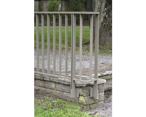 Metallgeländer auf einer Mauer im Aussenbereich