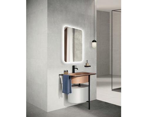 Modernes Badezimmer mit Waschtisch, beleuchtetem Spiegel und Handtuch