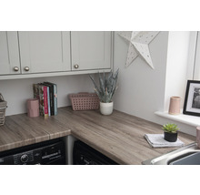 Wäscheküche mit Arbeitsplatte in Holzoptik, Waschmaschinen und Küchenschränken