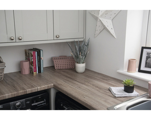 Wäscheküche mit Arbeitsplatte in Holzoptik, Waschmaschinen und Küchenschränken