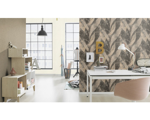 Helles Arbeitszimmer mit Schreibtisch, Stuhl, Regalen und dekorativer Tapete mit Pflanzenmuster.