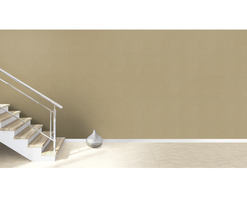 Heller Raum mit Treppe, Dekorationsvase und Textiltapete