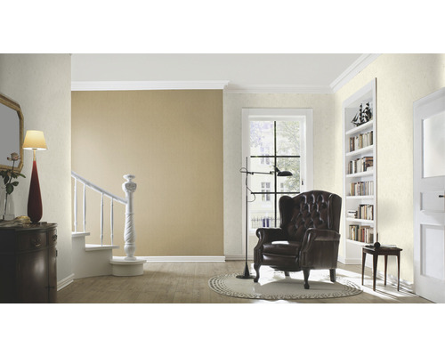 Wohnzimmer mit Sessel, Stehlampe und Treppe