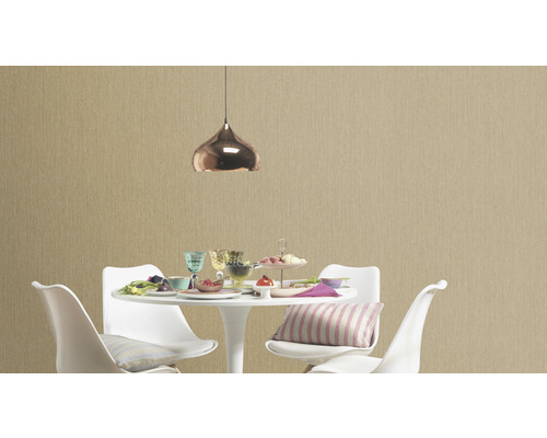 Esszimmer mit Esstisch, Stühlen, Pendelleuchte und Strukturtapete