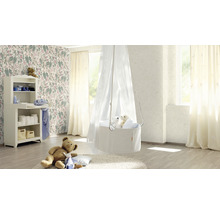 Babyzimmer mit Wickelkommode, Himmelbett und floraler Tapete