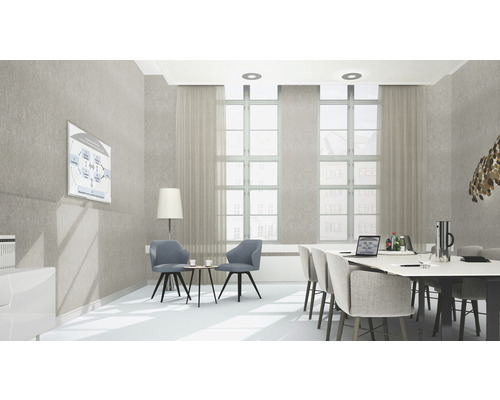 Konferenzraum mit Konferenztisch, Stühlen, Whiteboard und Tageslicht