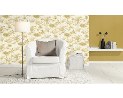 Wohnzimmer mit Sessel, Stehlampe und Tapete mit Pflanzenmuster