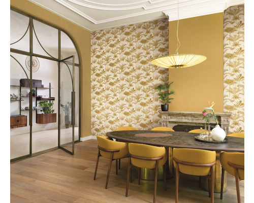 Esszimmer mit Esstisch, Stühlen, Tapete und Raumteiler