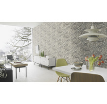Wohnzimmer mit floral gemusterter Tapete, Esstisch, Stühlen und Sideboard
