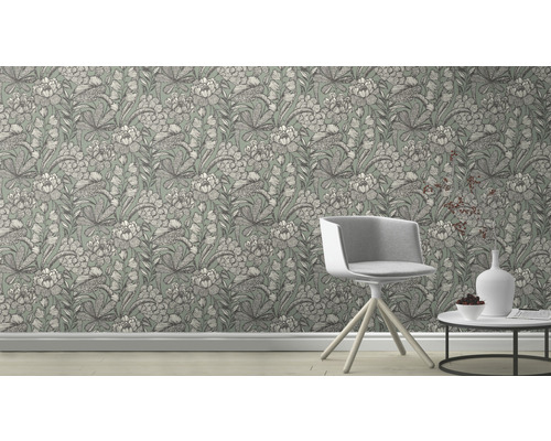 Raumgestaltung mit Blumentapete, Stuhl und Beistelltisch