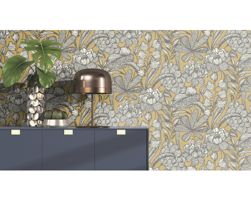 Dekorative Szene mit floraler Tapete, Kommode, Lampe, Vase und Kaktus