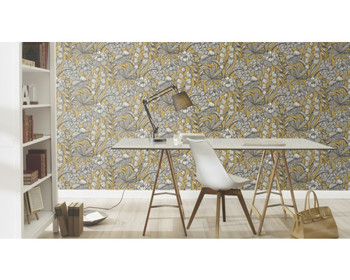 Arbeitszimmer mit floraler Tapete, Schreibtisch und Bücherregal