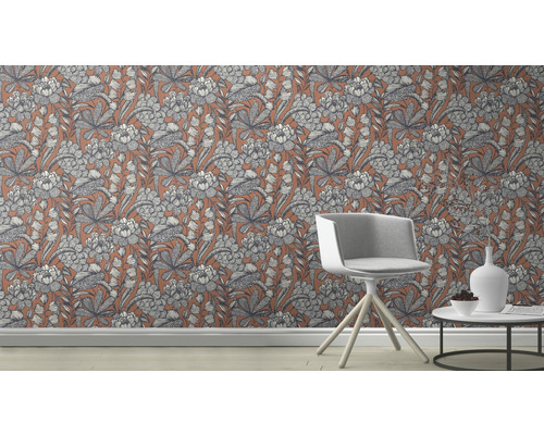 Raumansicht mit gemusterter Tapete mit Blumenmuster