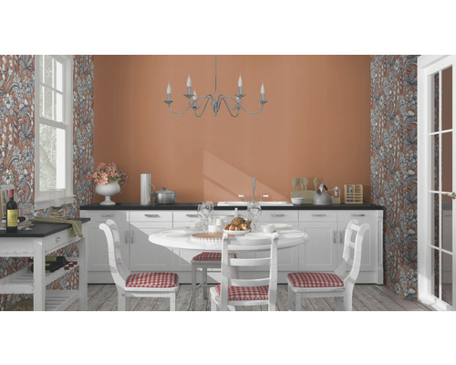 Helle Küche mit Esstisch, Stühlen und floraler Tapete für ein gemütliches Ambiente.