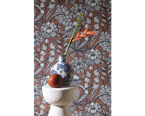 Dekoratives Stillleben mit Blumenvase vor gemusterter Tapete