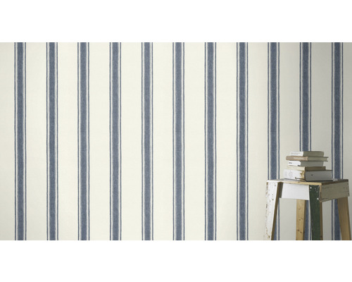 Tapete mit Streifenmuster und Bücherstapel auf einem Hocker