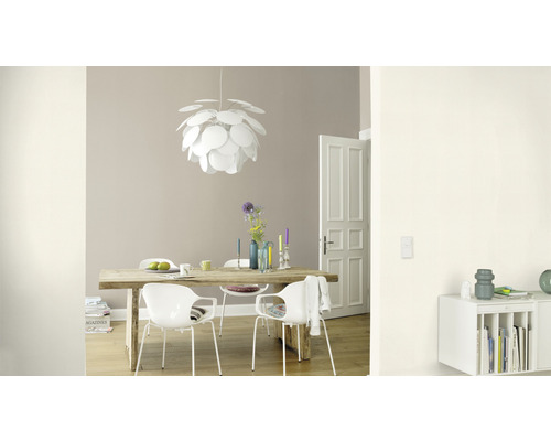 Heller Essbereich mit Holztisch, Stühlen und Pendelleuchte