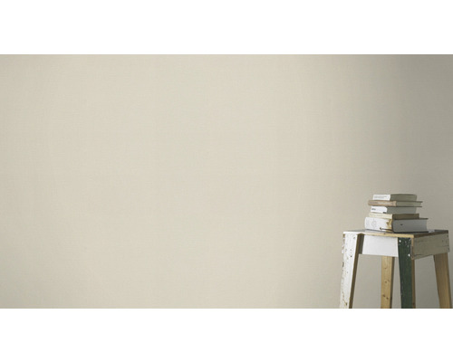 Helle Wandfarbe im Innenraum mit Bücherstapel auf einem Hocker