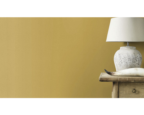 Nahaufnahme einer Wand mit Farbanstrich, Nachttischlampe und Dekoration