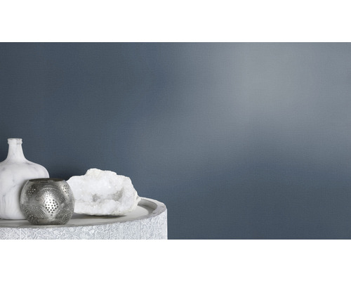 Dekorative Anordnung mit Marmorvase, Teelichthalter und Quarz auf einer kleinen Tischplatte.