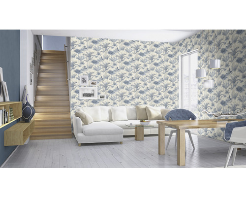 Helles Wohnzimmer mit Treppe, Couch, Esstisch und bedruckter Tapete