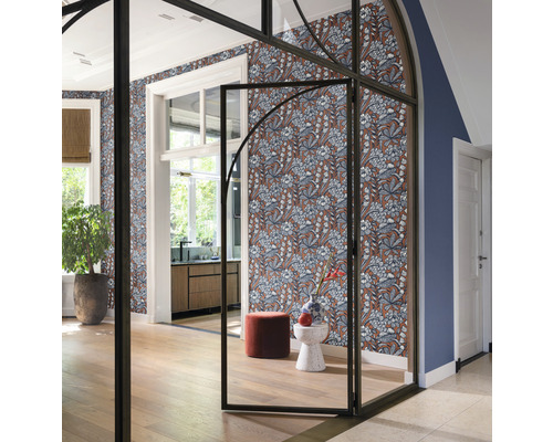 Interieuransicht eines Raumes mit floral gemusterter Tapete, Raumteiler mit Stahlrahmen und Holzboden