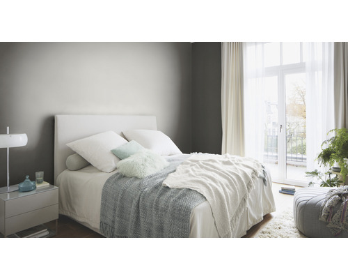 Schlafzimmer mit Bett, Nachttisch und Tageslicht