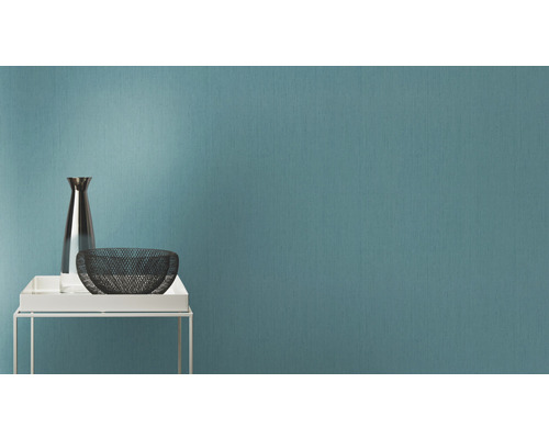 Textiltapete mit Tisch, Vase und Schale