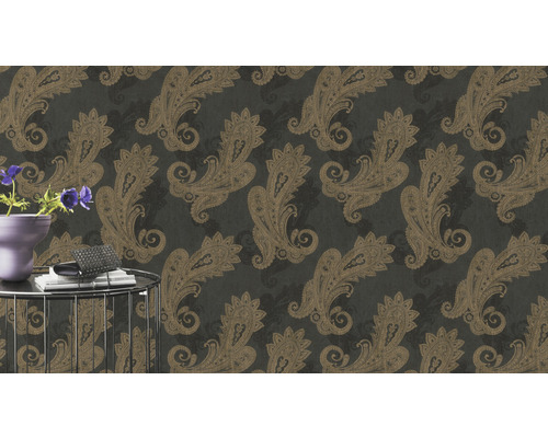 Tapete mit Paisleymuster in Braun auf dunklem Hintergrund