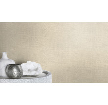 Beige Tapete mit Krokodillederoptik als Wandgestaltung mit Dekoration