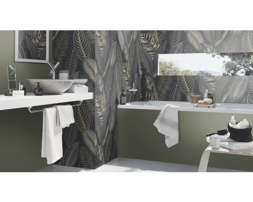 Badezimmer mit Waschbecken, Badewanne und Wandfliesen mit Blattmuster