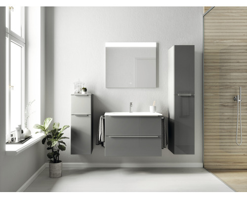 Modernes Badezimmer mit Waschbeckenunterschrank, Spiegelschrank und Hochschrank für Badezimmerutensilien.