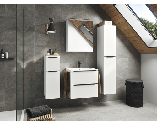 Badezimmer mit Waschbeckenunterschrank, Spiegelschrank und Hochschrank in einem hellen Design mit grauen Fliesen.