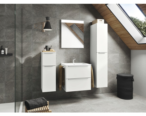 Modernes Badezimmer mit Waschbeckenunterschrank, Spiegelschrank, Hochschrank und Ablageflächen.
