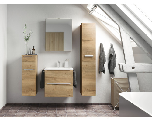 Badezimmer mit Waschtisch, Spiegelschrank und Hochschrank im Dachgeschoss