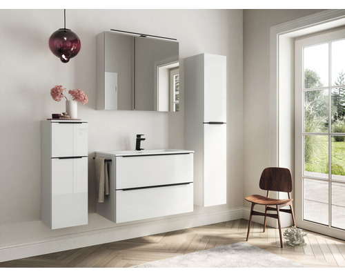 Badezimmer mit weißen Möbeln, Waschbecken, Spiegelschrank und Hochschrank