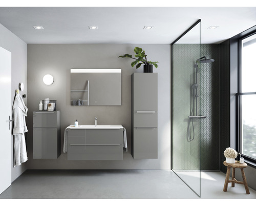 Modernes Badezimmer mit Waschtisch, Spiegelschrank, Hochschrank und Duschkabine.