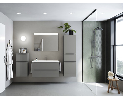 Modernes Badezimmer mit Waschtisch, Spiegelschrank, Hochschrank und begehbarer Dusche